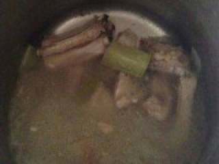 锡纸烤法国猪排,再次入水中放姜、葱段煮半小 时基本熟了。