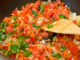 西班牙海鲜饭,下红椒跟西红柿，欧芹炒匀至西红柿出水。