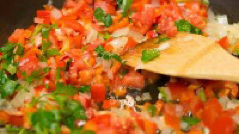 西班牙海鲜饭,下红椒跟西红柿，欧芹炒匀至西红柿出水。