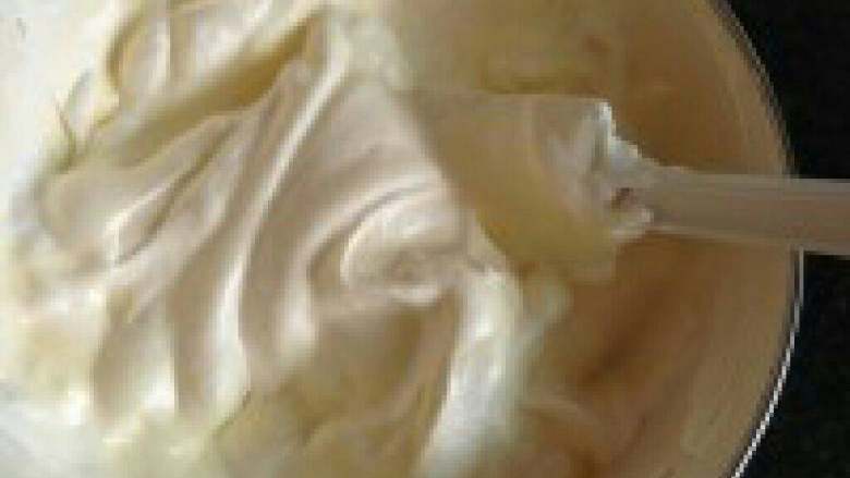 海棉小纸杯蛋糕,蛋白糊和蛋黄糊翻拌均匀