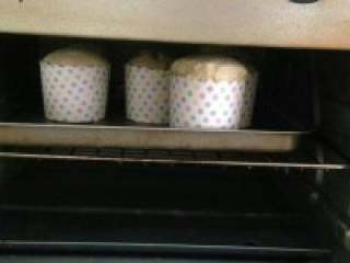 海棉小纸杯蛋糕,放入烤箱，150度烤半小时