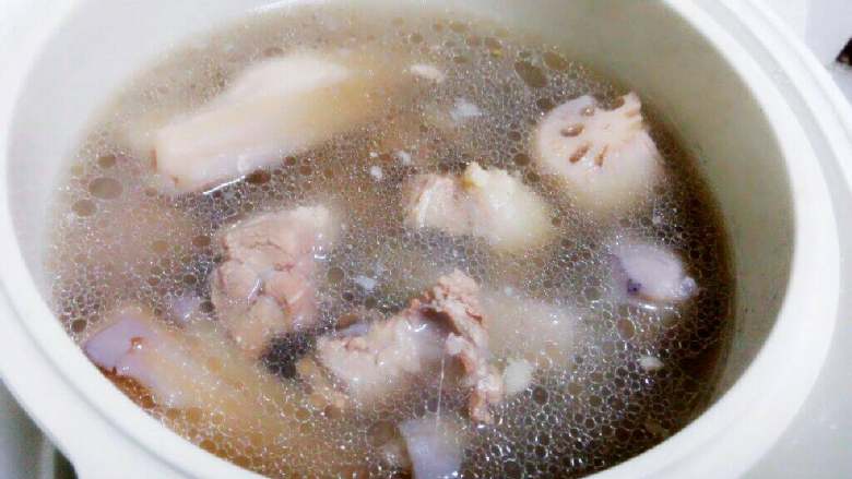 莲藕排骨汤,炖锅慢熬两三个小时即可。