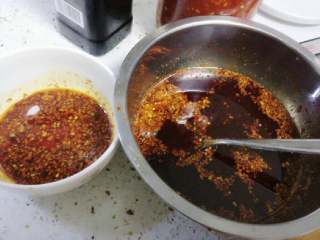 麻辣口水鸡,准备红油辣椒：菜籽油烧开后装入盆中，晾冷几分钟后倒入辣椒面，搅拌均匀即可。