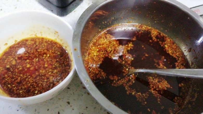 麻辣口水鸡,准备红油辣椒：菜籽油烧开后装入盆中，晾冷几分钟后倒入辣椒面，搅拌均匀即可。