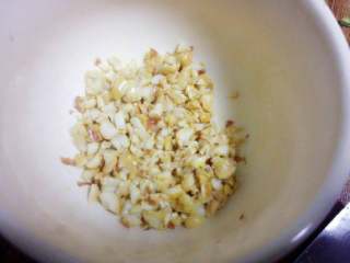 麻辣口水鸡,花生米炸香后去皮，剁碎。