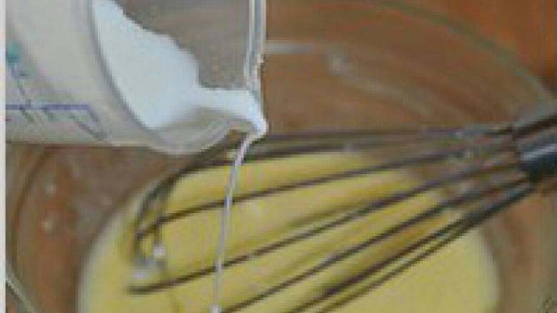 法式焦糖布丁,将牛奶慢慢倒入搅拌好的蛋黄液中。