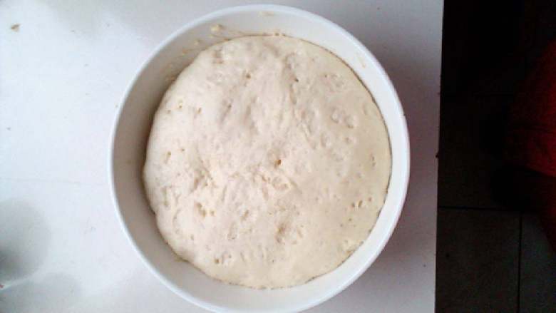 果仁白面包,发酵至原来的2-2.5倍时，就取出面团放置30分钟，