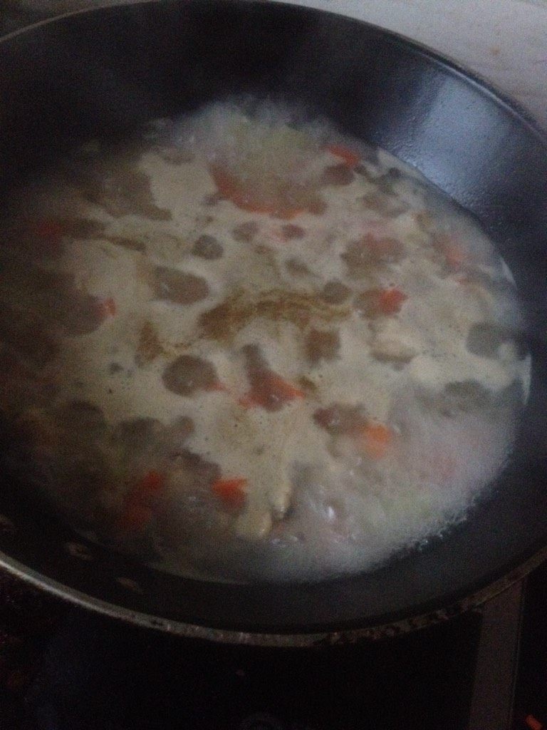 日式咖喱土豆鸡块,撇掉浮末，烧15分钟即可