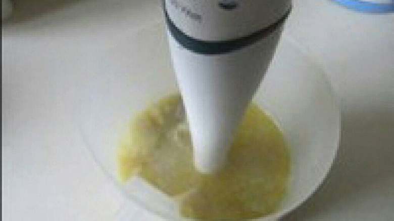 法式奶油菜花汤,将煮好的菜和汤倒入容器中，用 搅拌器打碎。