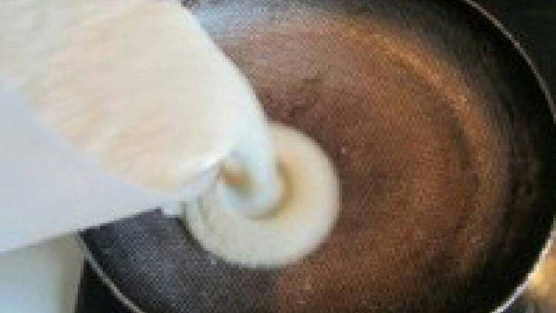 法式奶油菜花汤,将打成蓉的菜花汤重新倒入锅里。
