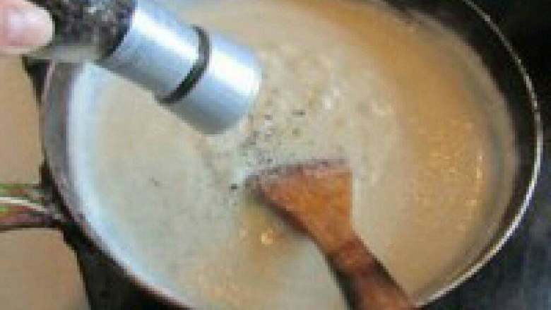 法式奶油菜花汤,再加入适量的盐和黑胡椒碎来调 料。