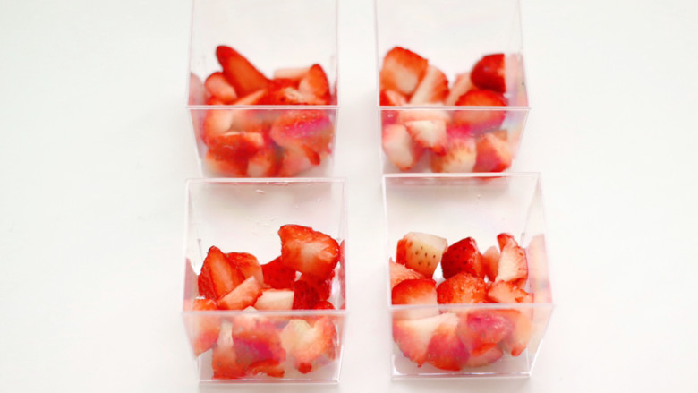 #闹元宵#草莓豆乳布丁,切好的草莓丁铺满容器底部备用。