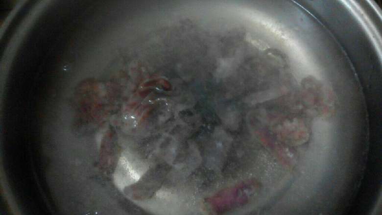 豌豆炒腊肠,用开水把切好的腊肠用烫一遍、捞出放凉