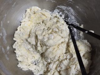 手擀面,在面粉里加盐和鸡蛋，用水和成面团