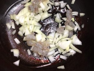 海鲜意面,如图起锅放入准备好的葱，虾，