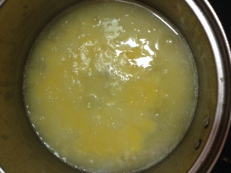 玉米糊,如图水开后加入用凉水调好的玉米糊，快速搅拌