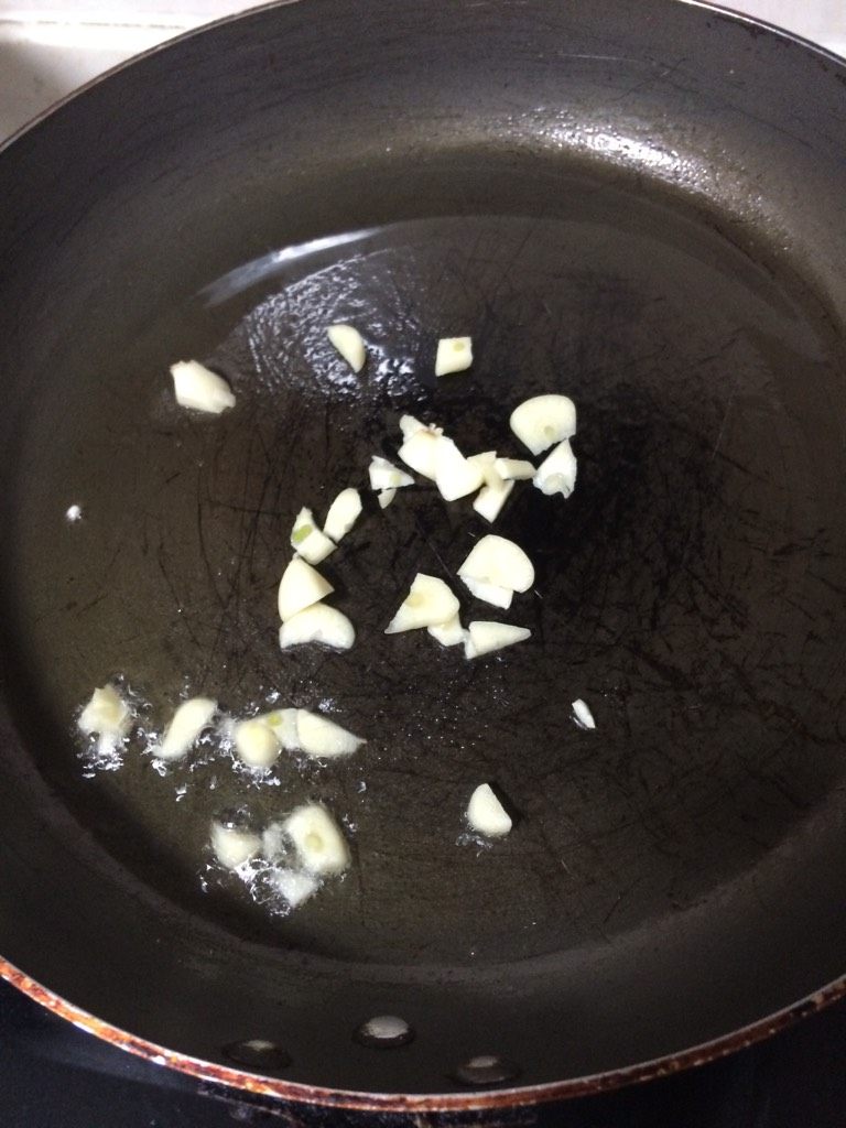 葱油脆肉鲩,锅内下油，放入蒜末爆香