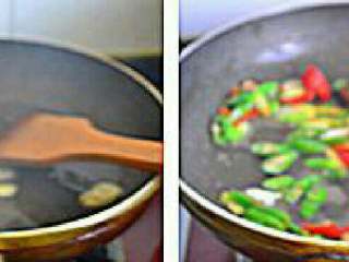香辣猪肚条,炒锅烧热下油，放入蒜片和姜丝煸香。 倒入青红抗椒。
