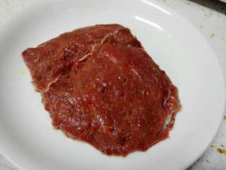 黑椒牛排,牛里脊切成薄的大片（0.5厘米左右）。用刀背或者肉锤拍松牛肉。