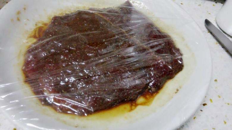 黑椒牛排,将牛排盖保鲜膜放入冰箱，腌制2小时左右。
煎牛肉前再涂抹一层干淀粉后再煎。
