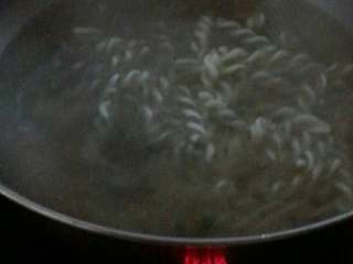 培根螺丝粉,再将螺丝粉放入锅中煮软即捞出备用。
