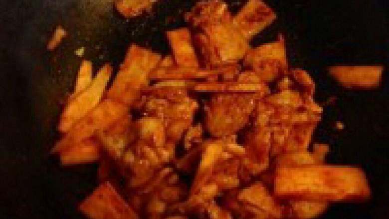韩国春川鸡排,（鸡肉和一半的调料腌制半小 时，不腌制也可）把鸡肉和一半的 调料还有红薯放入锅中炒。
