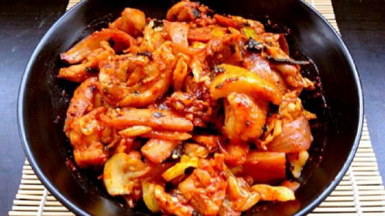 韩国春川鸡排,吃的时候也可以留一些菜，然后放入米饭、海 苔，也可加入少量蔬菜碎一起炒饭吃，韩国人很 喜欢这么吃。