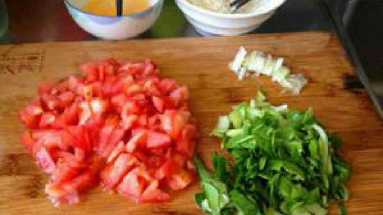 懒人必备的美味疙瘩汤
, 鸡蛋打散、西红柿洗净切成碎丁、油菜洗净切成碎丁，葱切丝。
