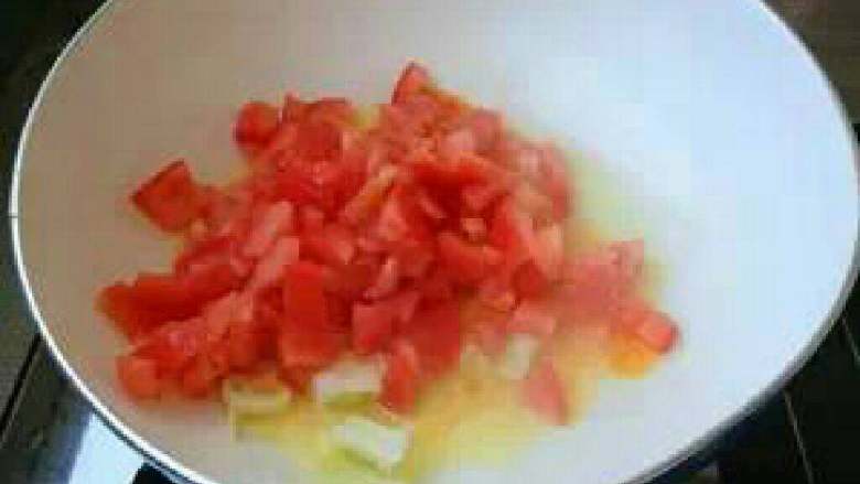 懒人必备的美味疙瘩汤
, 放入切好的葱丝，倒入西红柿丁煸炒。
