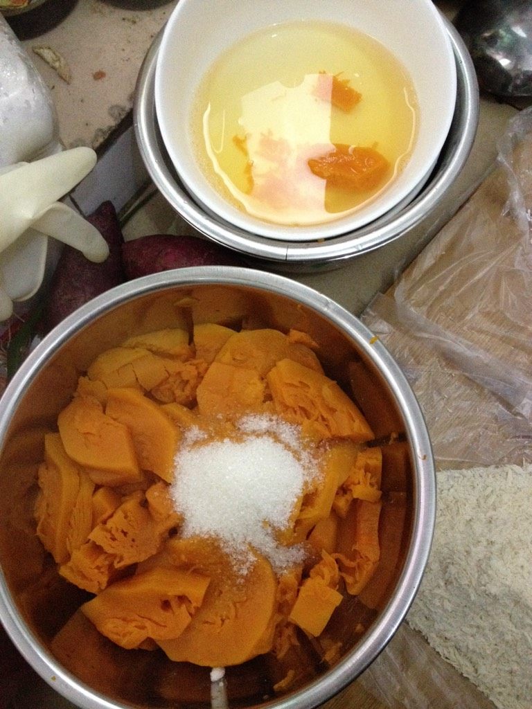 金黄南瓜豆泥饼,蒸熟的南瓜会渗出来好多水 把水倒掉 然后根据个人口味加适量白糖拌匀