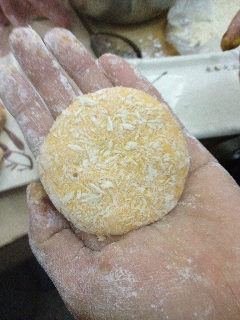 金黄南瓜豆泥饼,包圆按扁 然后刷上蛋液蘸面包糠