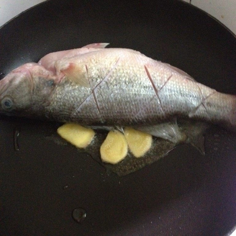 芝士焗茄汁鱼,锅内放油 下几片姜下鱼煎至两面金黄捞出备用