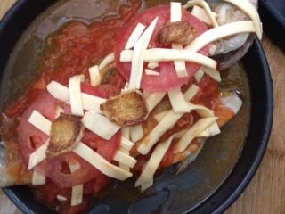 芝士焗茄汁鱼,盛盘后加上芝士条 撒上胡椒粉