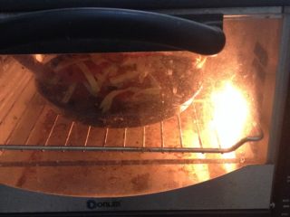 芝士焗茄汁鱼,入烤箱上下管加热 200度 15分钟即可