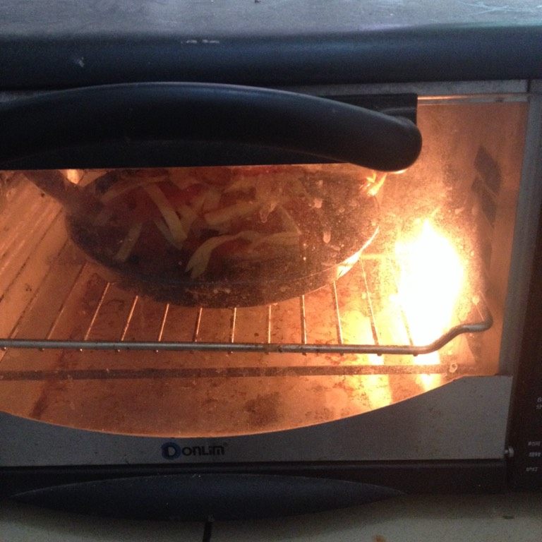 芝士焗茄汁鱼,入烤箱上下管加热 200度 15分钟即可
