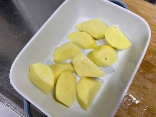 奥尔良烤排骨,土豆一个削皮洗净切块，铺在烤盘的底部