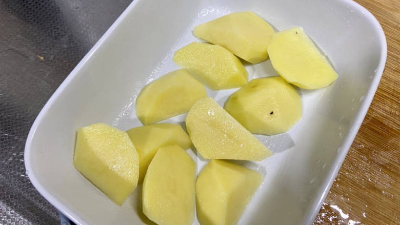 奥尔良烤排骨,土豆一个削皮洗净切块，铺在烤盘的底部