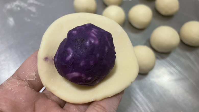 紫薯芝士烙饼,擀成面片包入馅料。