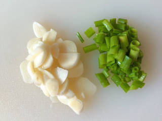 黄瓜烧豆腐,准备好葱蒜切好待用。