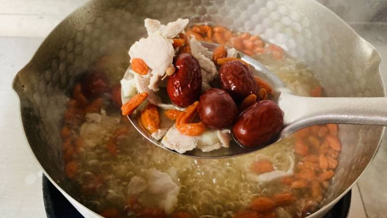养生汤～红枣枸杞瘦肉汤,搅拌均匀
