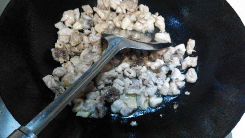 咖喱鸡盖饭,起锅，热油，下入鸡块翻炒