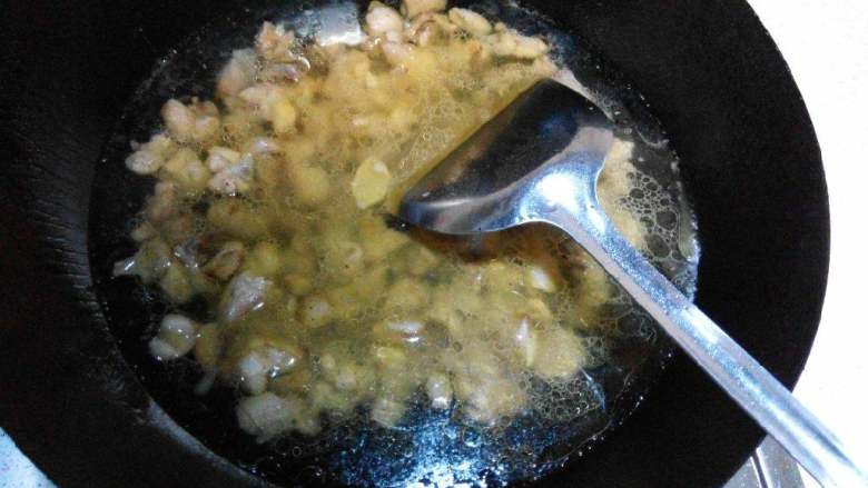 咖喱鸡盖饭,加入适量开水，煮沸