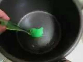 电饭锅版盐焗鸡,电饭锅胆内刷一层食用油。