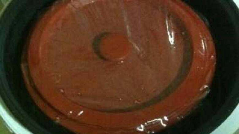 鳝肚红枣桂圆汤,放入炖盅，保鲜膜盖上。