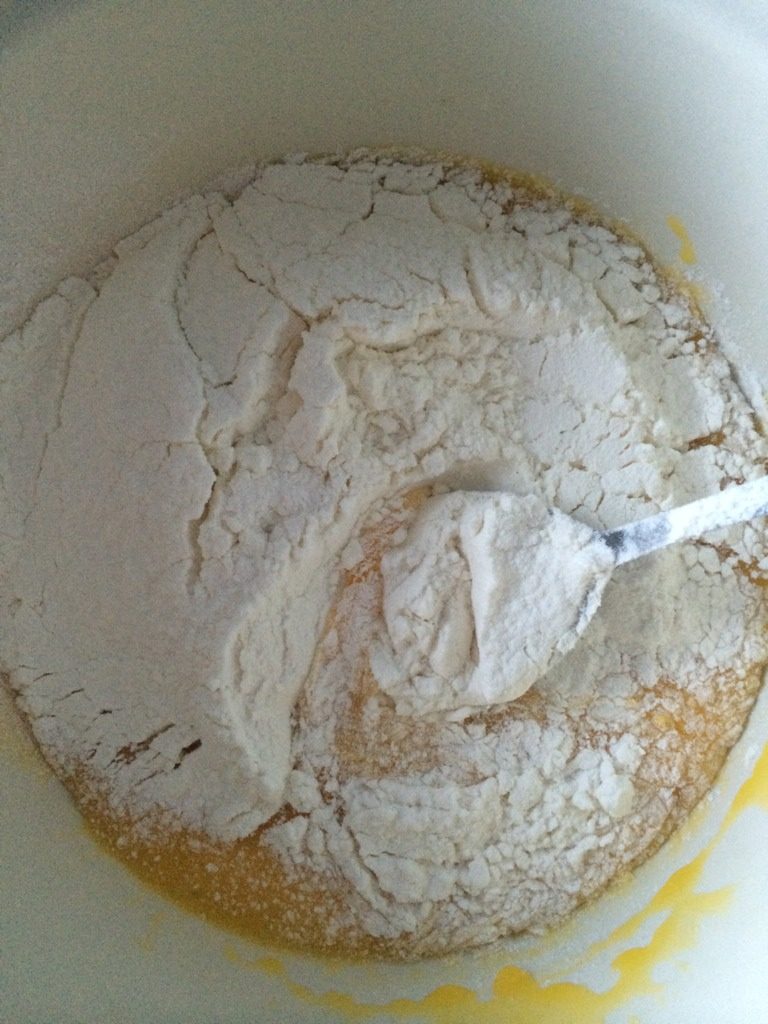 爱心蛋糕,蛋黄中加糖，油，搅拌均匀后，加一点牛奶，再拌匀，一直把牛奶加完。筛入面粉，拌匀