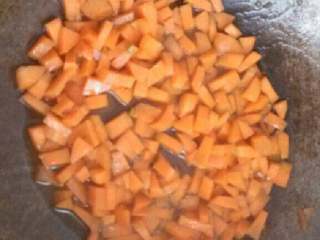 豌豆玉米炒火腿,胡萝卜切丁，热锅放油下胡萝卜丁翻炒一下