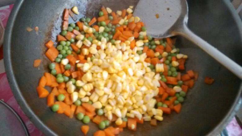 豌豆玉米炒火腿,再放玉米炒，加点水盖盖焖熟