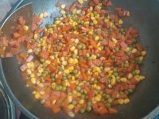 豌豆玉米炒火腿,加点盐，胡椒粉，鸡精出锅了