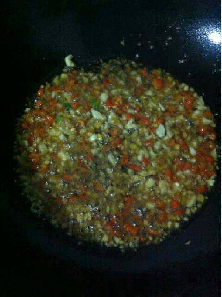 红烧鲤鱼,热锅爆香姜蒜，再放红辣椒炒出香味，加点水。