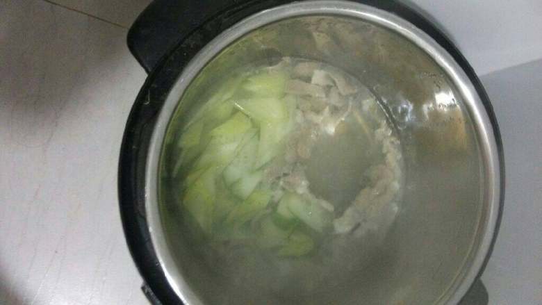 电饭煲青瓜瘦肉汤,待水再次开后下入青瓜煮至汤开，调好盐味放入葱花即可